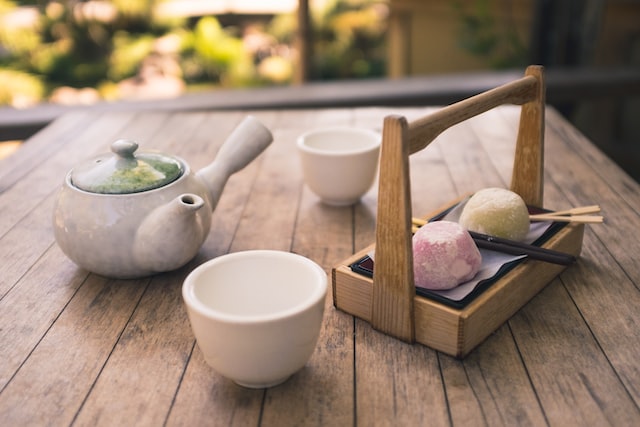 庭園で緑茶と和菓子がある