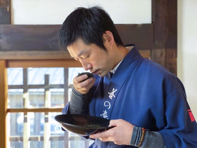 お茶の香りを鑑定している茶師