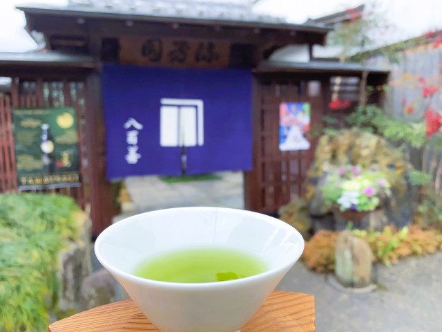 流芳園店舗前に緑茶