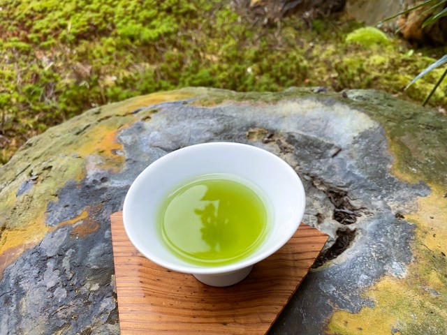 石の上に緑茶